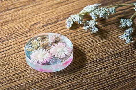 How to Make Resin Flowers: A Creative Journey into Floral Preservation